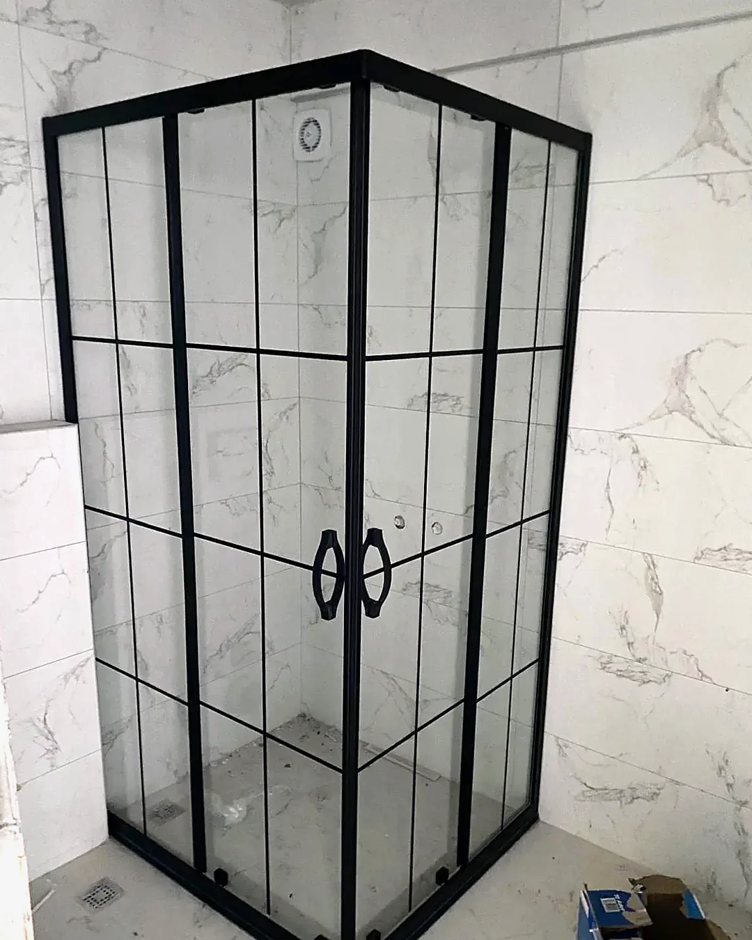 Siyah ızgara desenli kare duşakabin, mermer banyo